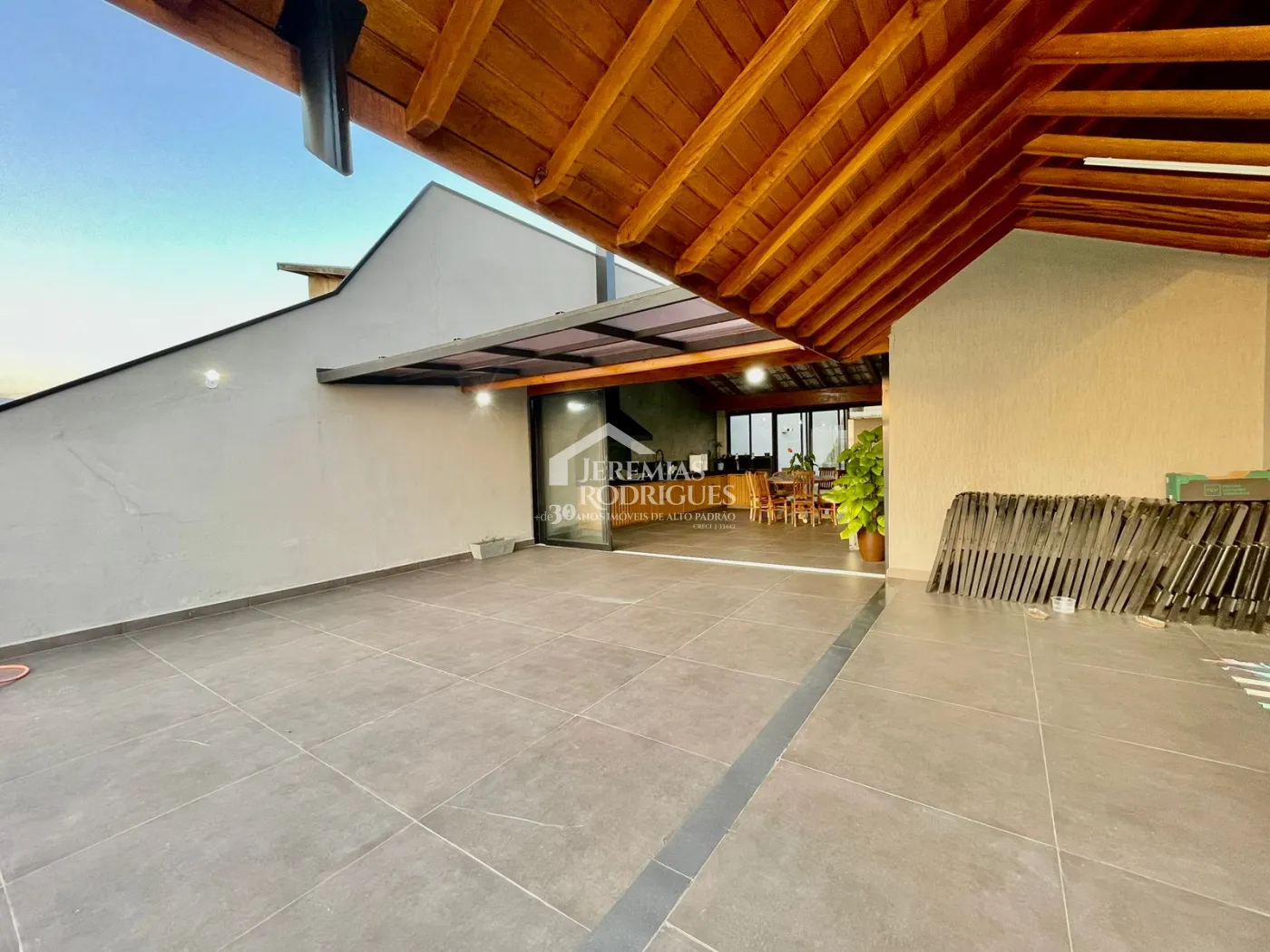 Casa à venda com 3 dormitórios no Condomínio Village da Serra em Tremembé/SP.