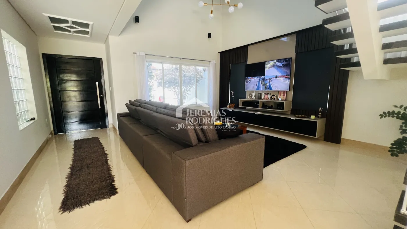 Casa à venda com 3 dormitórios no bairro Lessa em Pindamonhangaba/SP. 