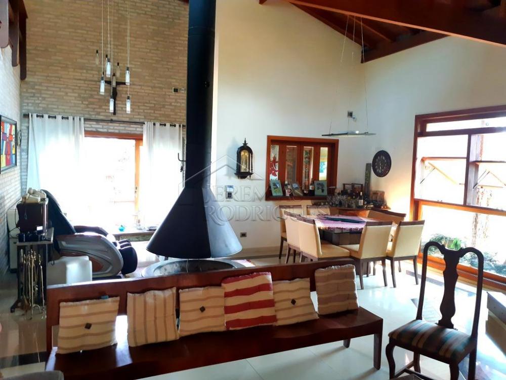 Casa à venda com 6 dormitórios no Condomínio Chácaras Cataguá em Taubaté/SP.