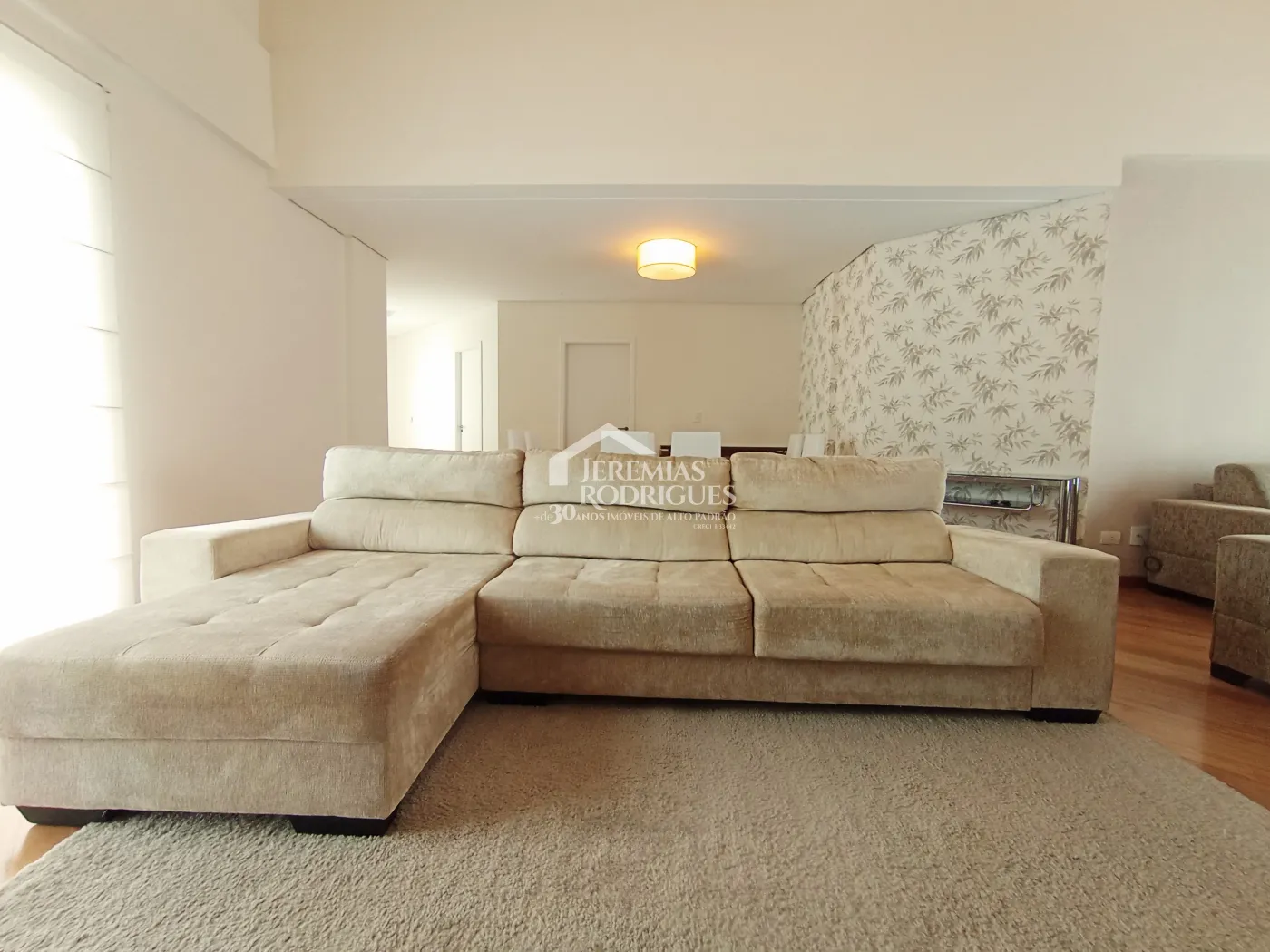 Apartamento duplex à venda com 4 suítes, 401 m² no Condomínio Chateau D Amboise em Campos do Jordão/SP.