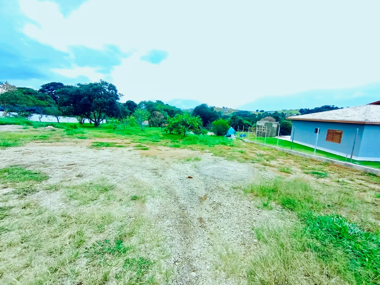 Terreno à venda com 2.500 m² no Condomínio Chácaras Cataguá em Taubaté/SP. 