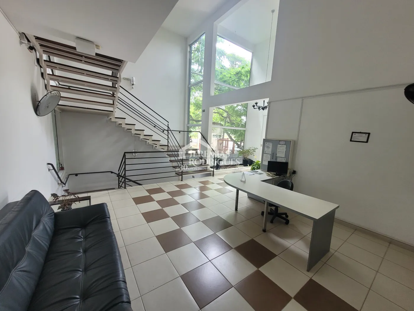 Três salas comerciais com 300 m² no Edifício Village Coworking em Pindamonhangaba/SP.
