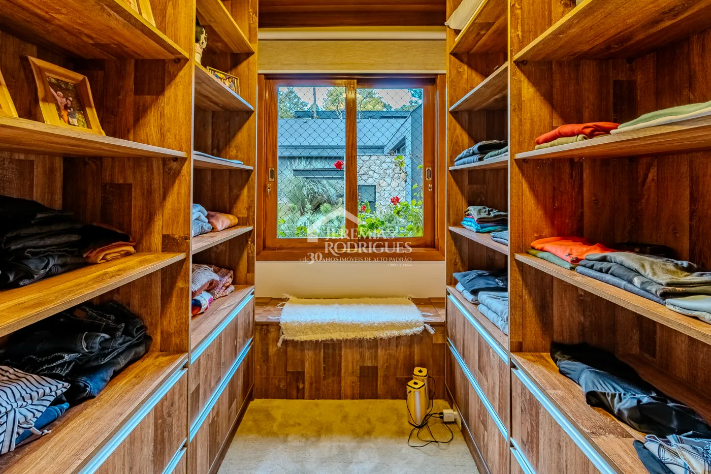 Casa à venda com 3 suítes no Condomínio Reserva Figueiredo em Campos do Jordão/SP.