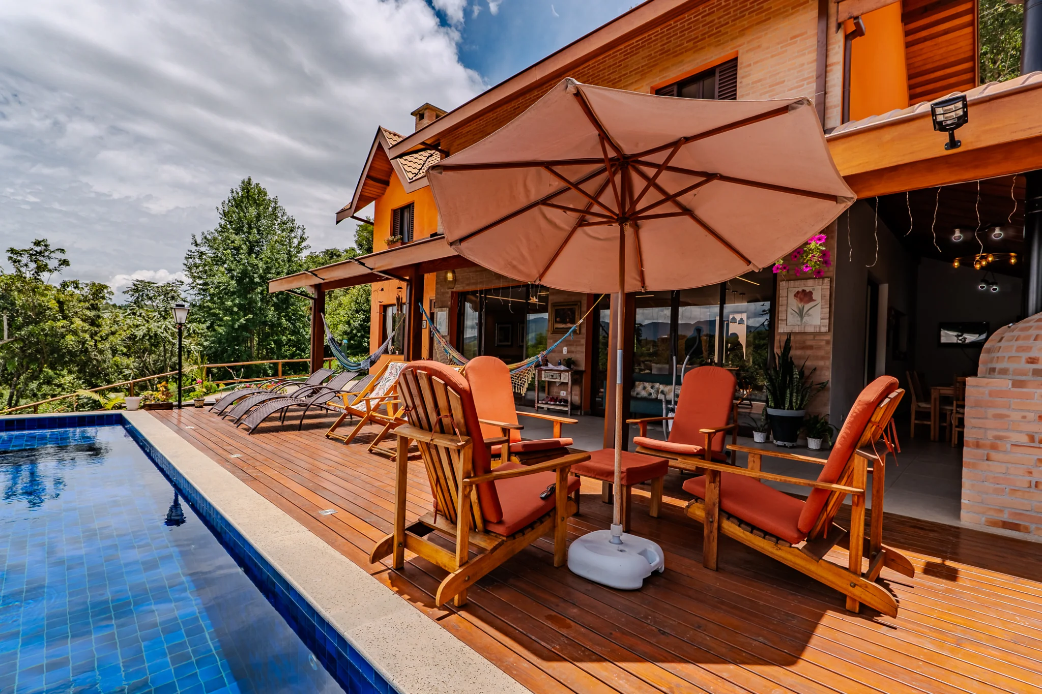 Casa à venda com 3 suítes no Condomínio Parque da Mantiqueira em Santo Antônio do Pinhal/SP. 