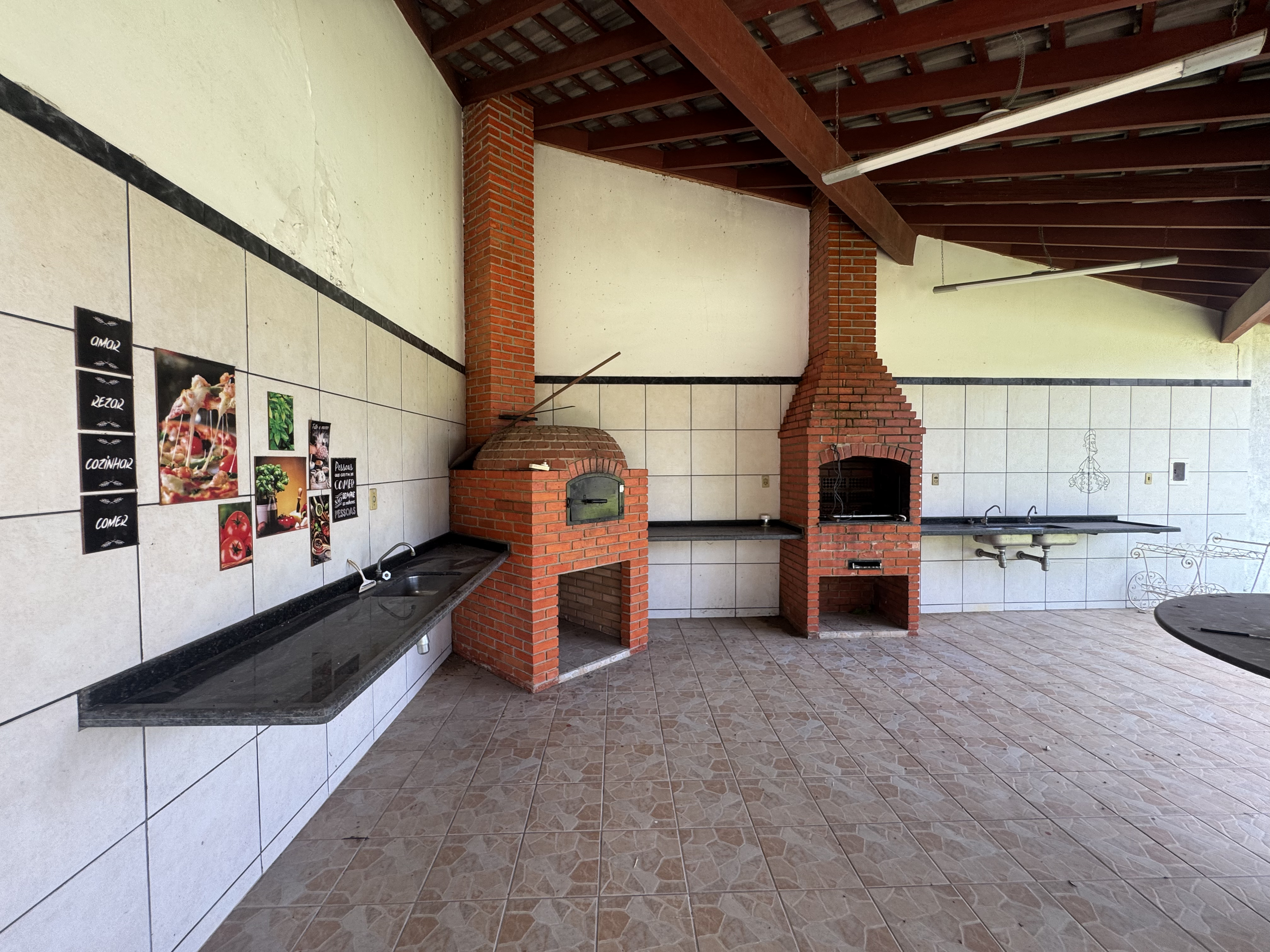 Casa à venda com 5 dormitórios no Condomínio Village Paineiras em Pindamonhangaba/SP.