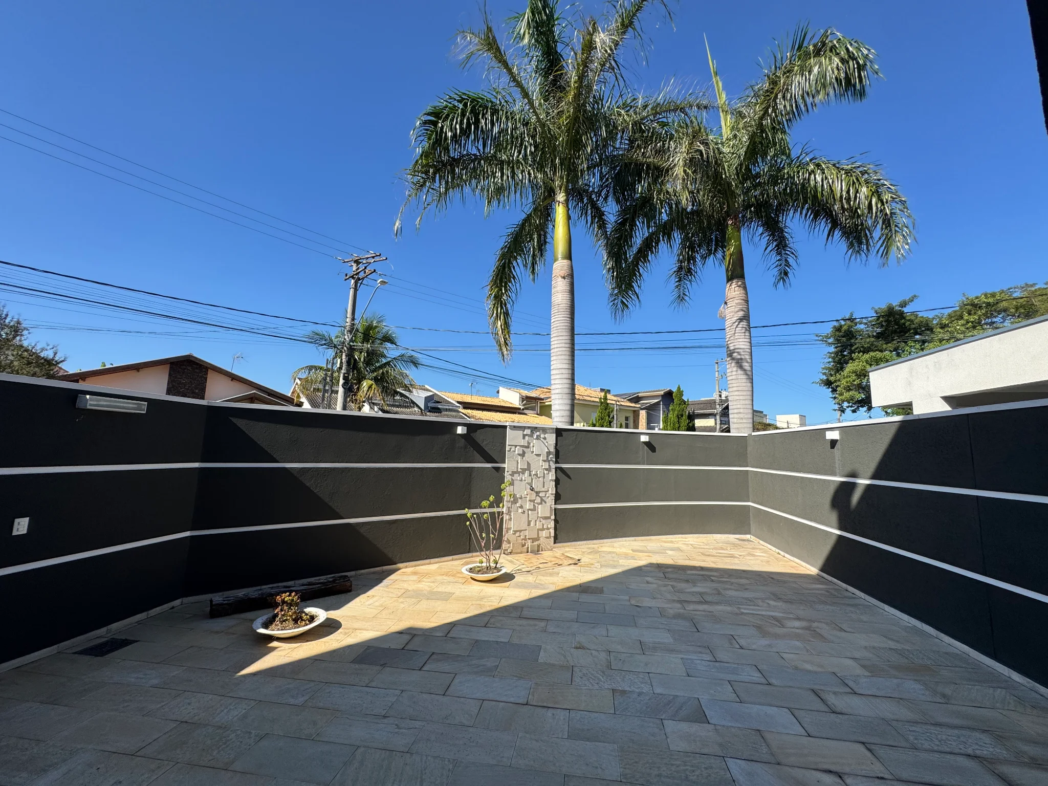 Casa para venda e locação com 3 dormitórios no Condomínio Campos do Conde III em Tremembé/SP.