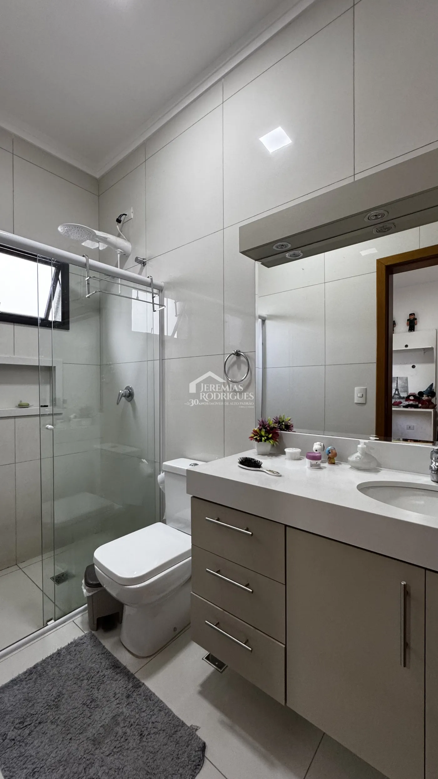 Casa à venda com 3 suítes no Condomínio Reserva dos Lagos em Pindamonhangaba/SP.