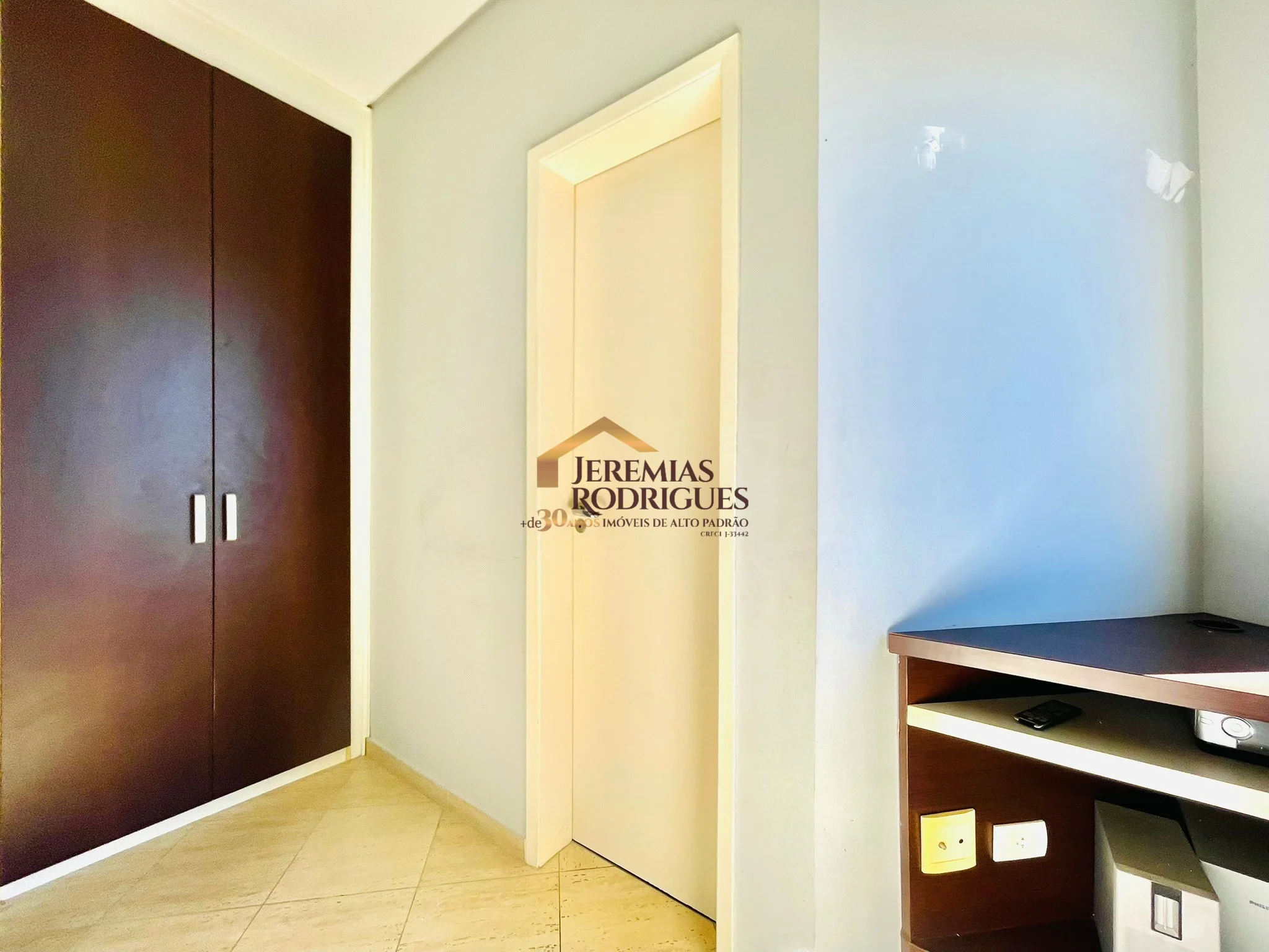 Cobertura Duplex semimobiliada para locação no Edifício Village Towers em Taubaté/SP.
