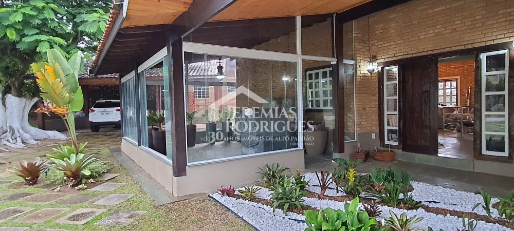 A Imobiliária Jeremias Rodrigues Imóveis de Alto Padrão disponibiliza para venda e locação essa casa no Condomínio Chácaras Cataguá em Taubaté/SP.