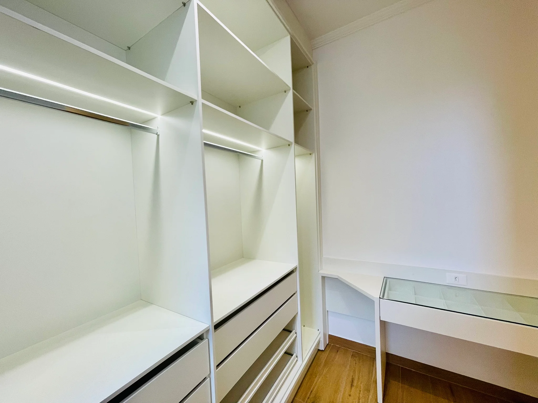 Casa à venda com 4 dormitórios no Condomínio Ouro Ville em Taubaté/SP. 