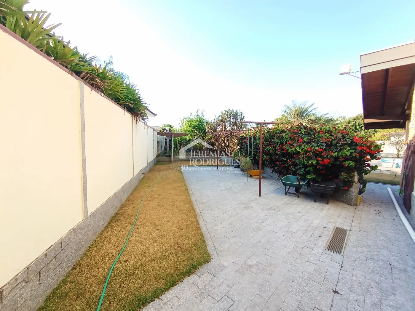 Casa à venda com 4 dormitórios no Condomínio Village Paineiras em Pindamonhangaba/SP.