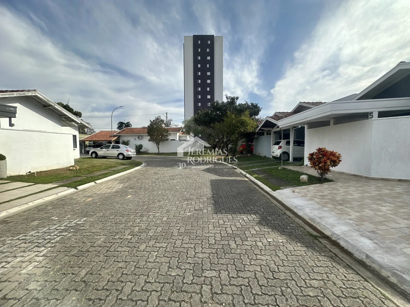 Casa para venda e locação com 4 dormitórios no Condomínio Alto dos Pinheiros em Taubaté/SP.