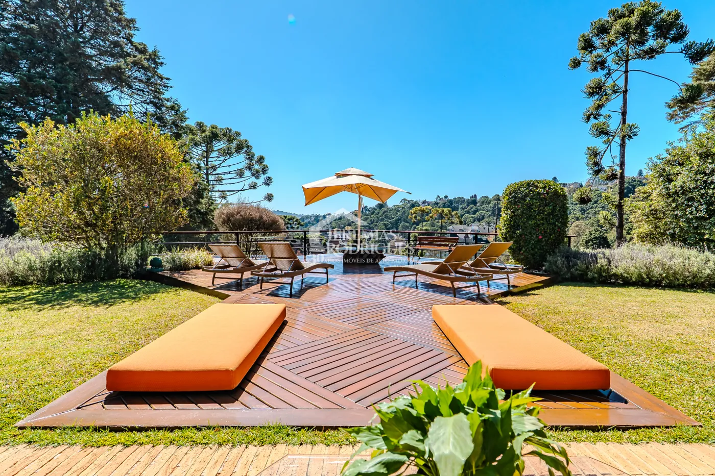 Mansão à venda com 7 suítes no Condomínio Vila Simonsen em Campos do Jordão/SP.