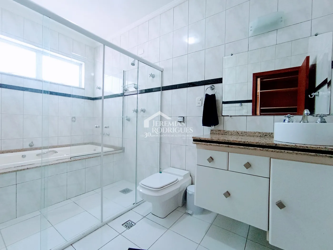 Casa à venda com 3 dormitórios no Condomínio Vale dos Príncipes em Taubaté/SP.