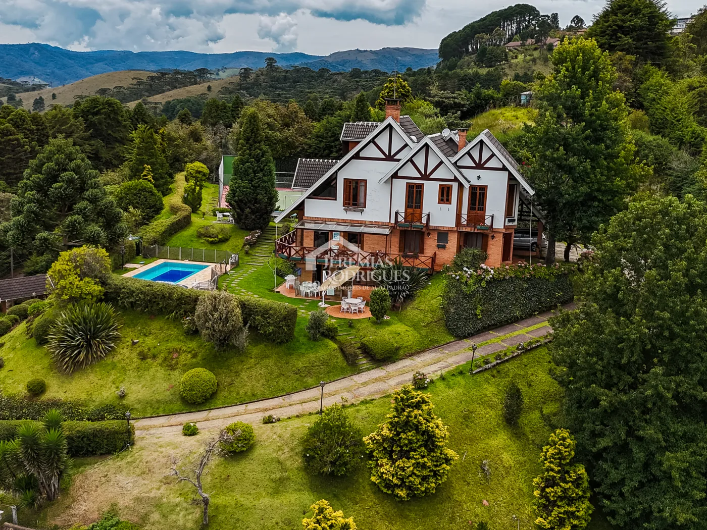 Casa à venda com 5 dormitórios no Condomínio Residencial Gran Ville em Campos do Jordão/SP.