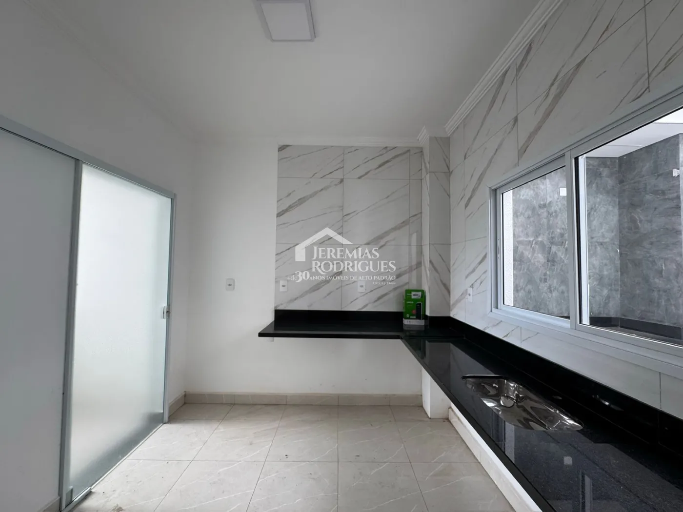 Casa à venda com 3 dormitórios no Condomínio Vila Romana em Pindamonhangaba/SP.
