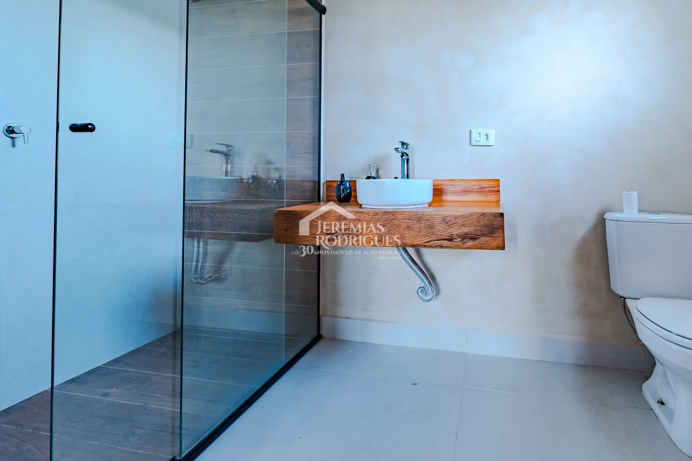 Casa à venda térrea com 2 suítes no Condomínio Parque da Mantiqueira em Santo Antônio do Pinhal/SP.