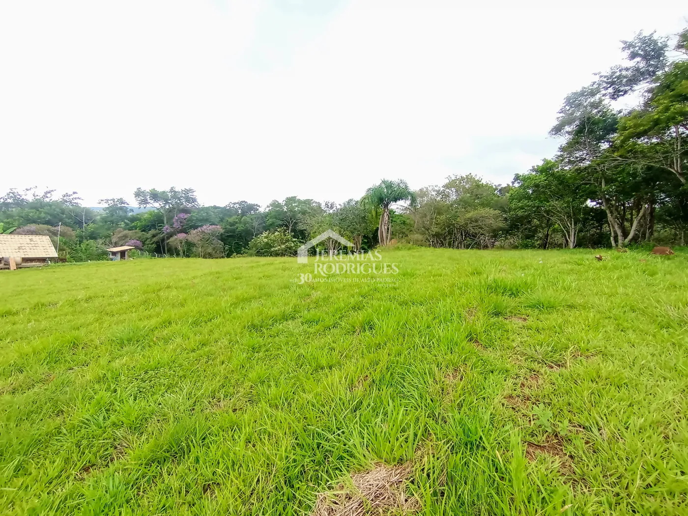Terreno à venda com 990 m² no Condomínio Altos do Cataguá em Taubaté/SP.