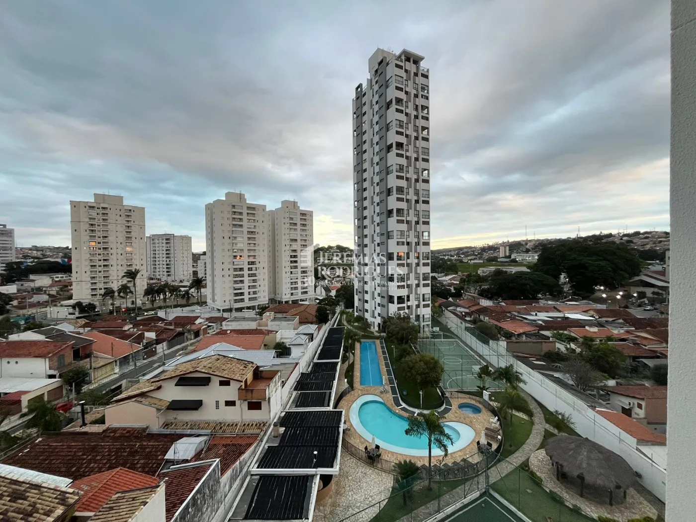 Apartamento duplex à venda com 2 dormitórios, 107 m² no Edifício Jabuticabeiras em Taubaté/SP.