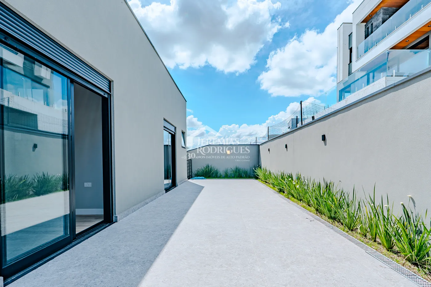 Casa à venda com 4 suítes no Condomínio Residencial Alphaville II em São José dos Campos/SP.