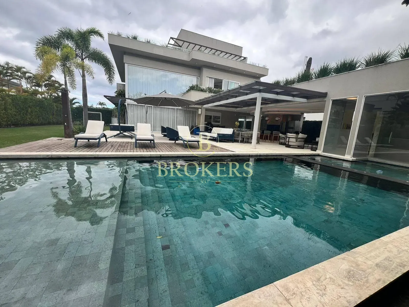 Luxo e sofisticação no Alphaville: Casa triplex mobiliada com 6 suítes, SPA e campo de futebol priv — foto 5