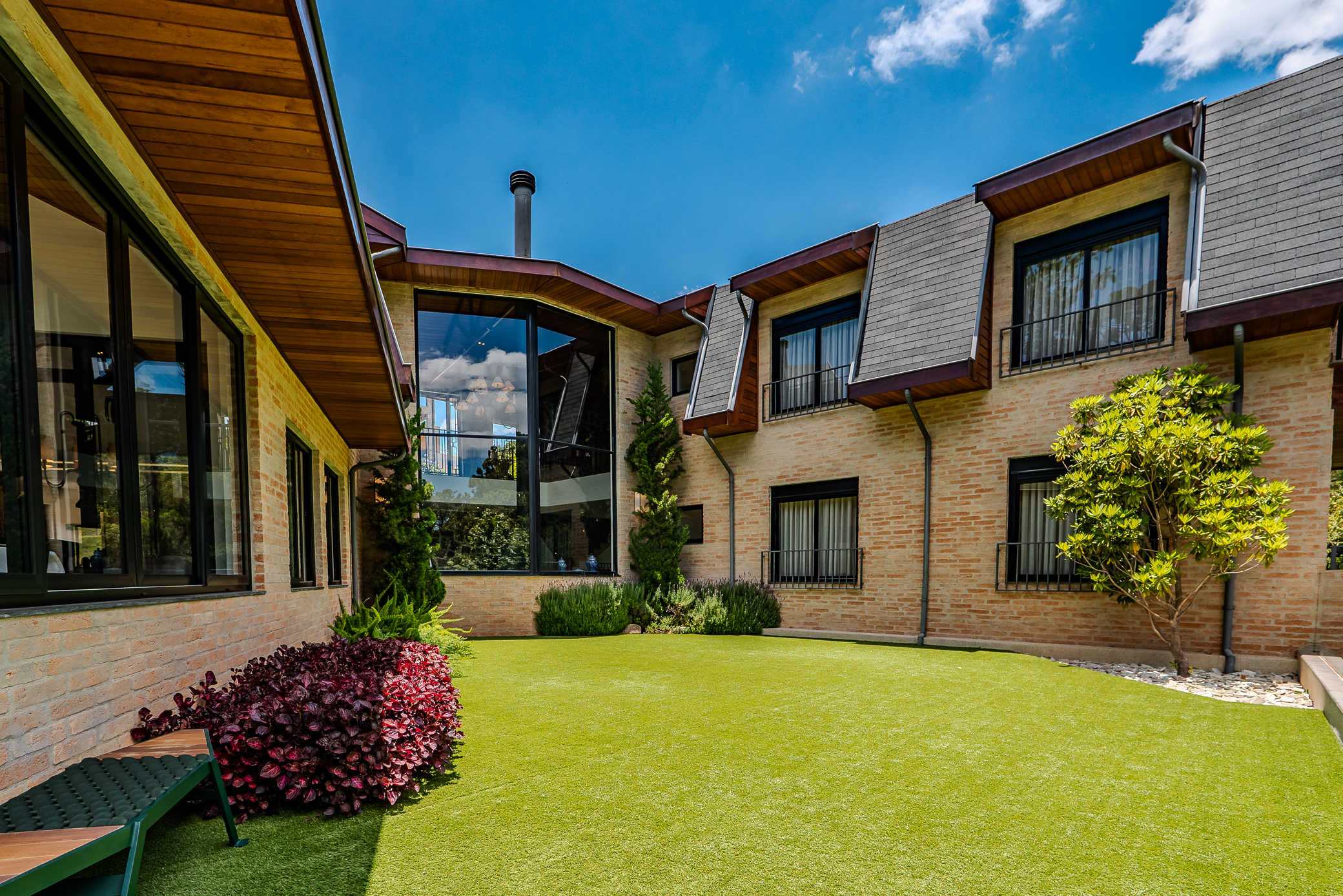 Mansão à venda com 5 suítes no Condomínio Reserva Figueiredo em Campos do Jordão/SP. 