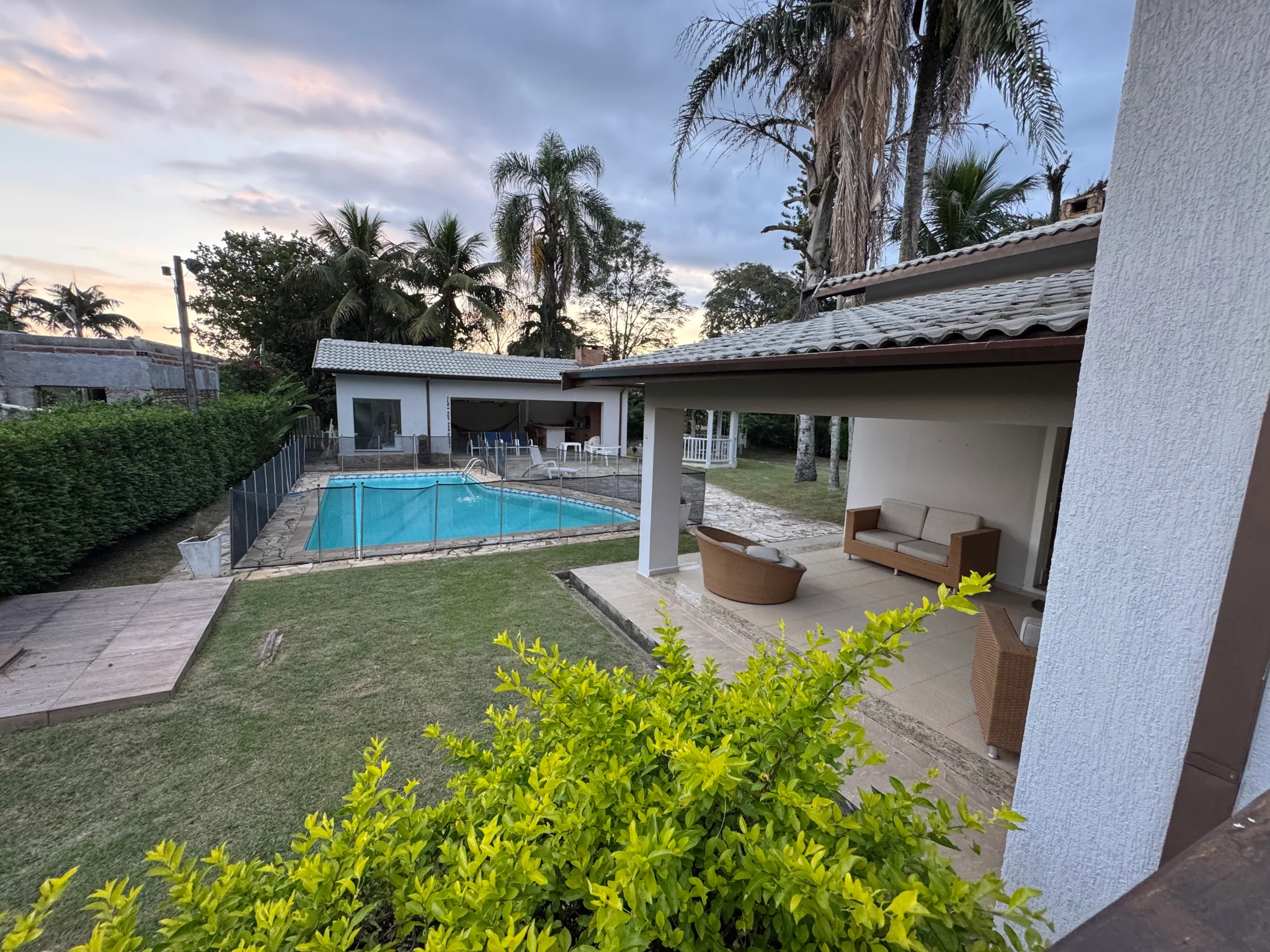 Casa à venda com 5 dormitórios no Condomínio Villlage Paineiras em Pindamonhangaba/SP. 
