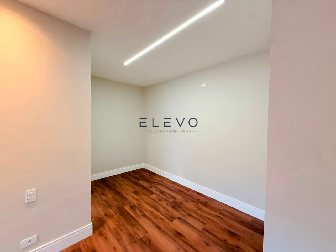 Casa Térrea à Venda no Condomínio Ouro Verde | 3 Suítes, Piscina e 237 m² em Sarandi-PR