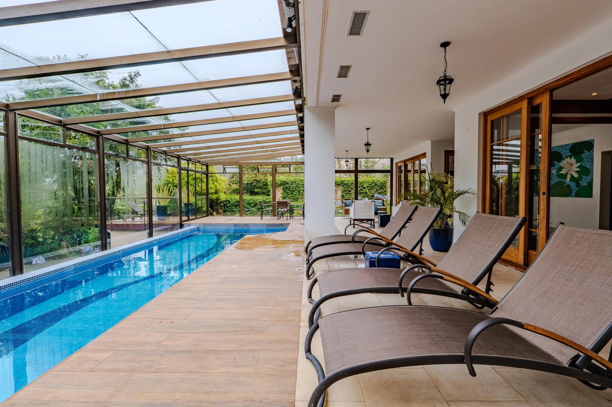 Casa à venda com 7 suítes no Condomínio Vila Simonsen em Campos do Jordão/SP. 