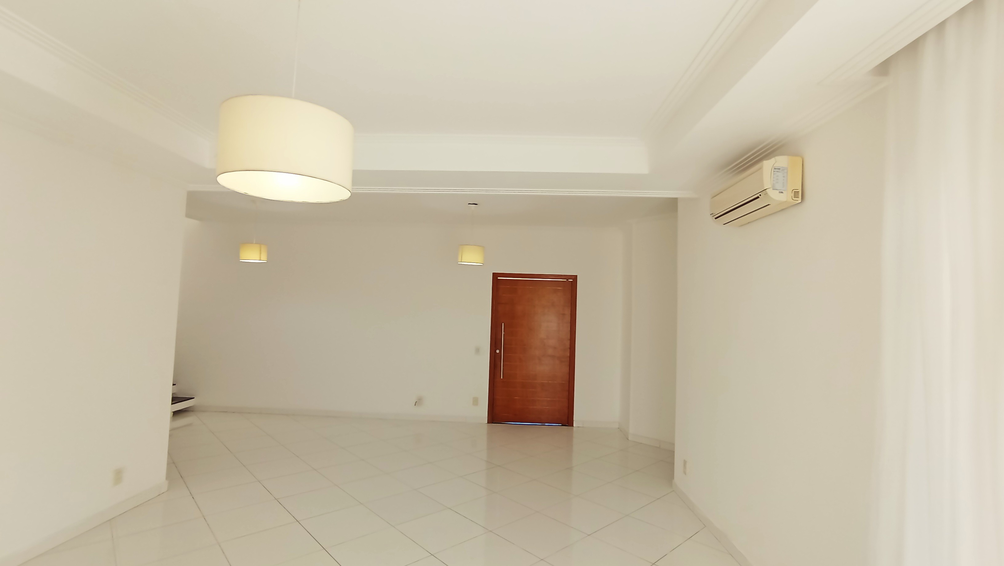 Casa à venda com 4 suítes no Condomínio Real Ville em Pindamonhangaba/SP. 