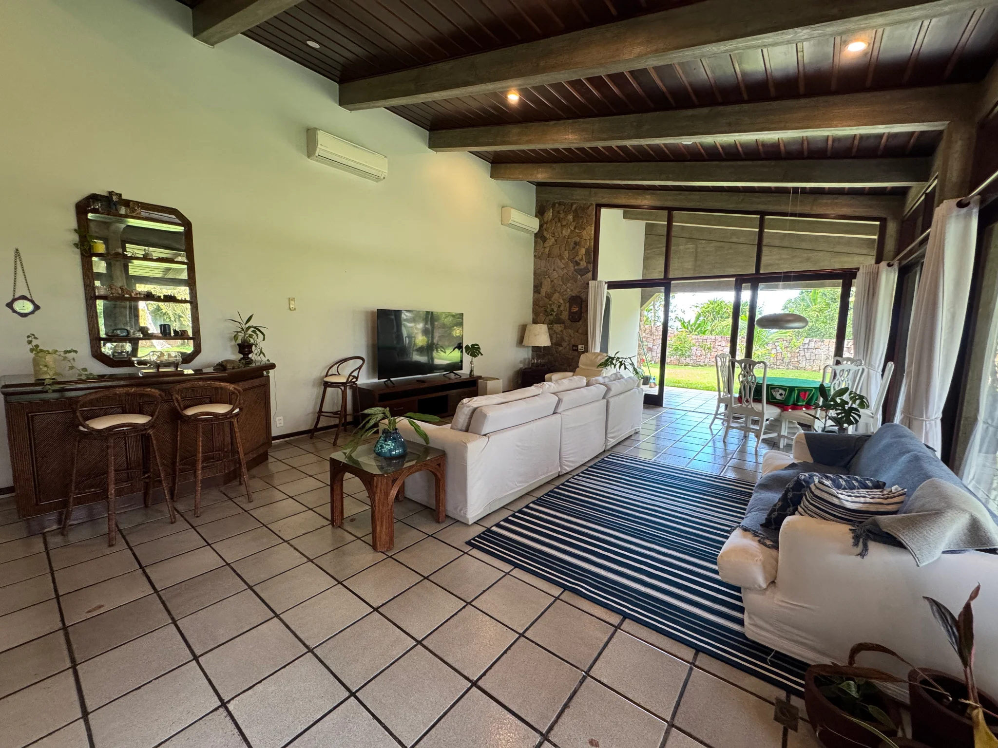 Casa á venda com 5 suítes, pé na areia no Condomínio Domingas Dias em Ubatuba/SP.