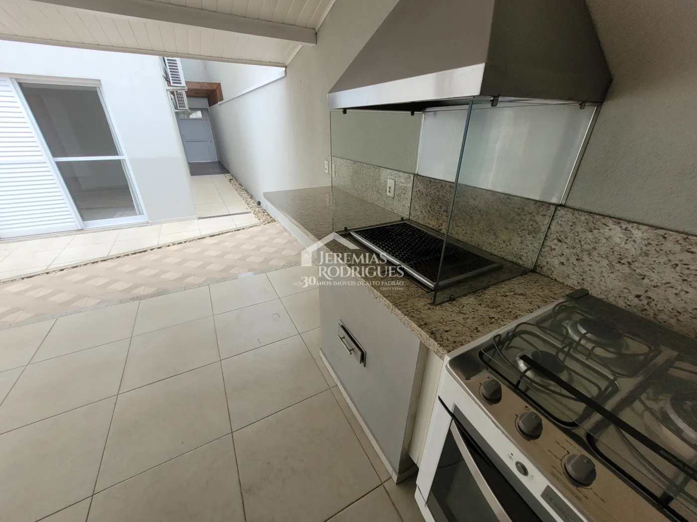 Casa para venda e locação com 3 dormitórios no Condomínio Campos do Conde I em Tremembé/SP