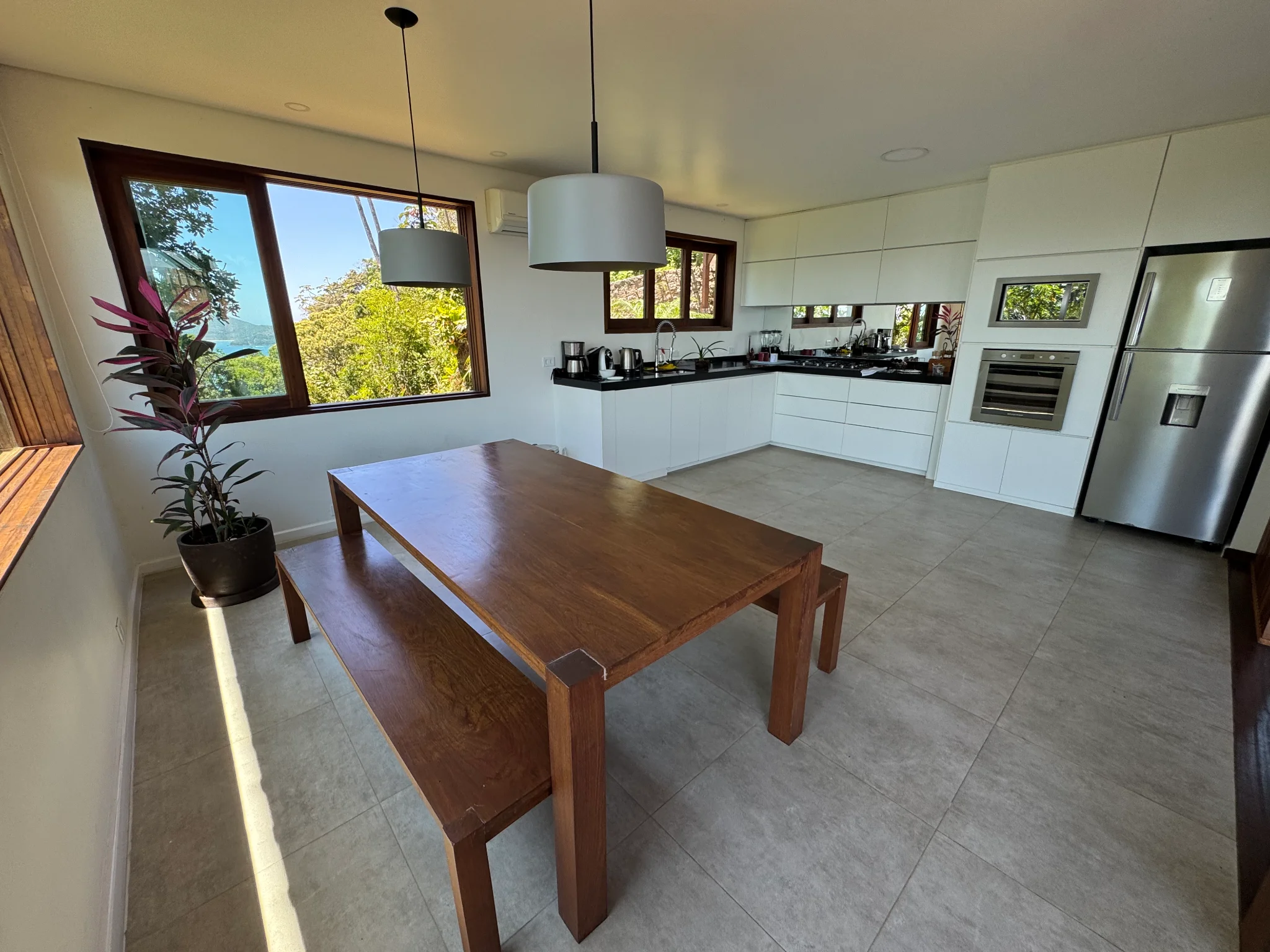 Casa à venda com 3 suítes no Condomínio Ponta das Toninhas em Ubatuba/SP. 