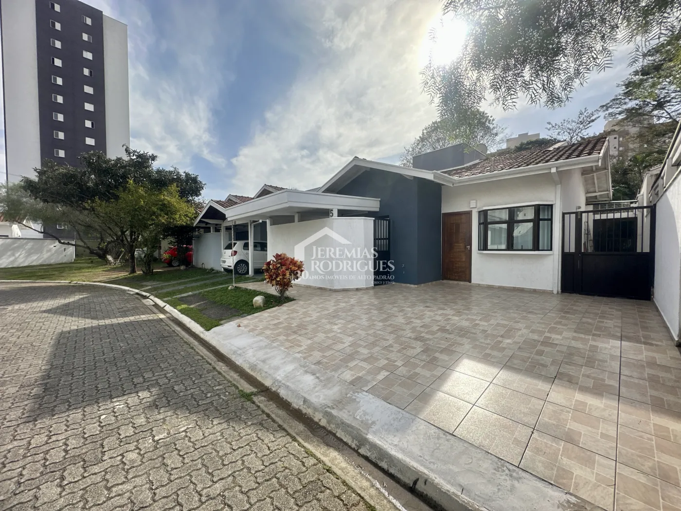 Casa para venda e locação com 4 dormitórios no Condomínio Alto dos Pinheiros em Taubaté/SP.