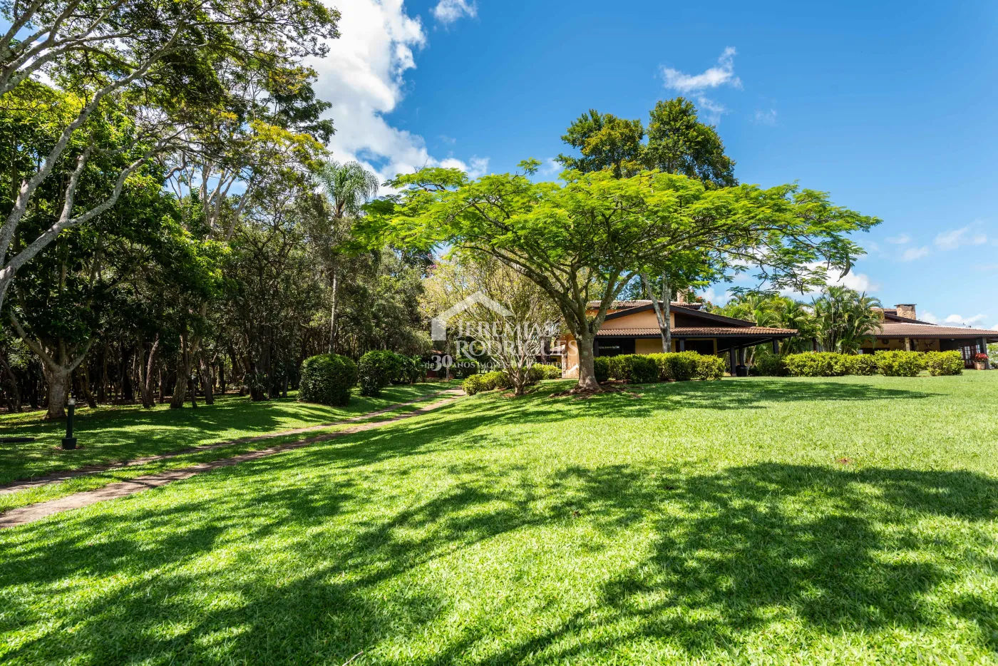 Sitio com 9 suítes, 2.600 m² - Piracaia/SP.