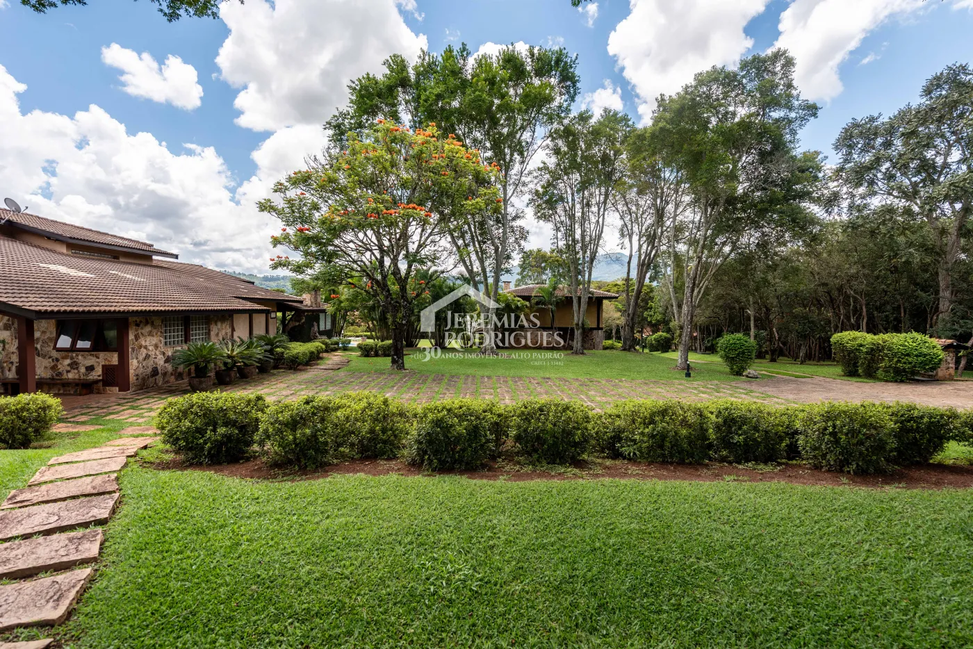 Sitio com 9 suítes, 2.600 m² - Piracaia/SP.