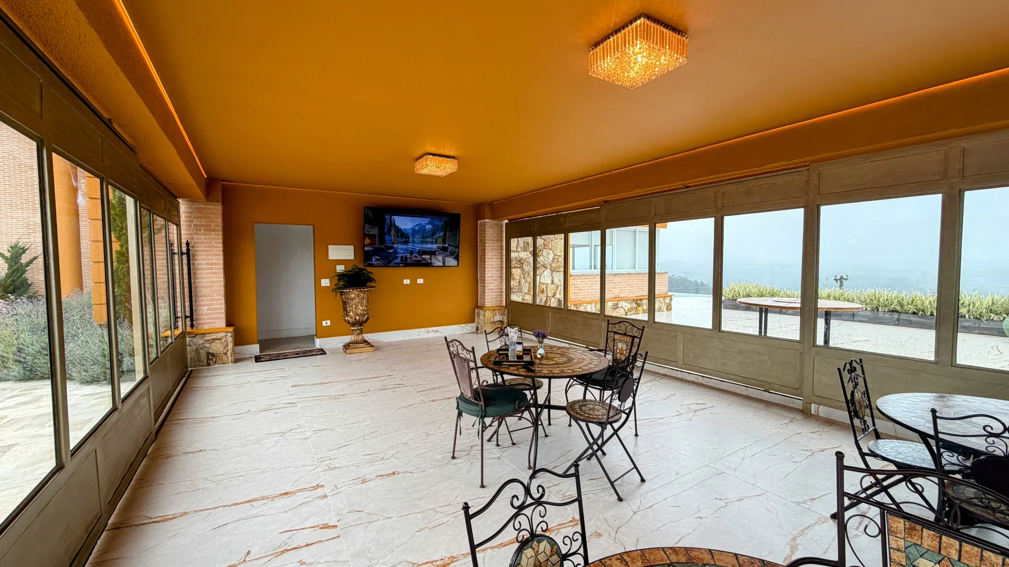 Casa à venda com 4 suítes no  Condomínio Iporanga em Campos do Jordão/SP. 