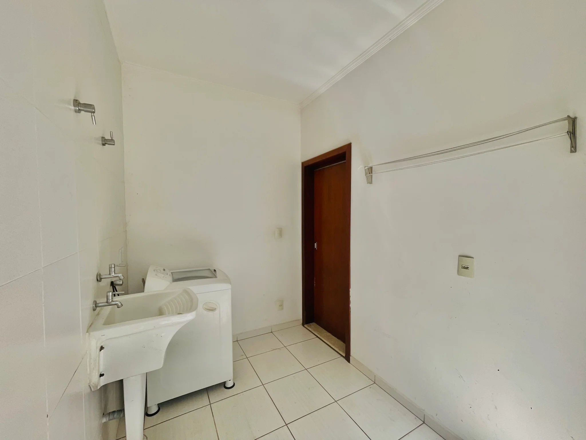 Casa à venda com 4 dormitórios no Condomínio Real Ville em Pindamonhangaba/SP. 