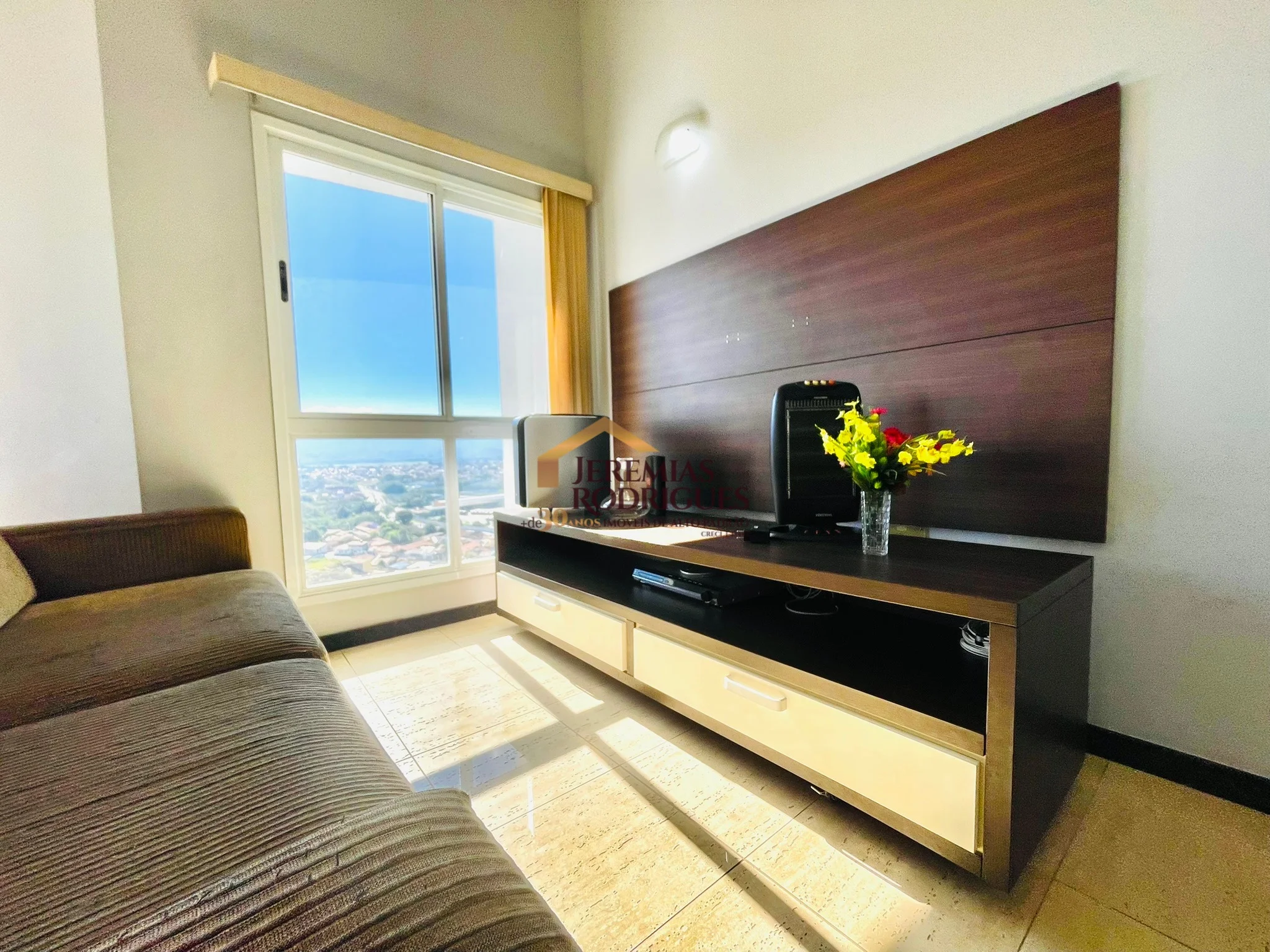 Cobertura Duplex semimobiliada para locação no Edifício Village Towers em Taubaté/SP.