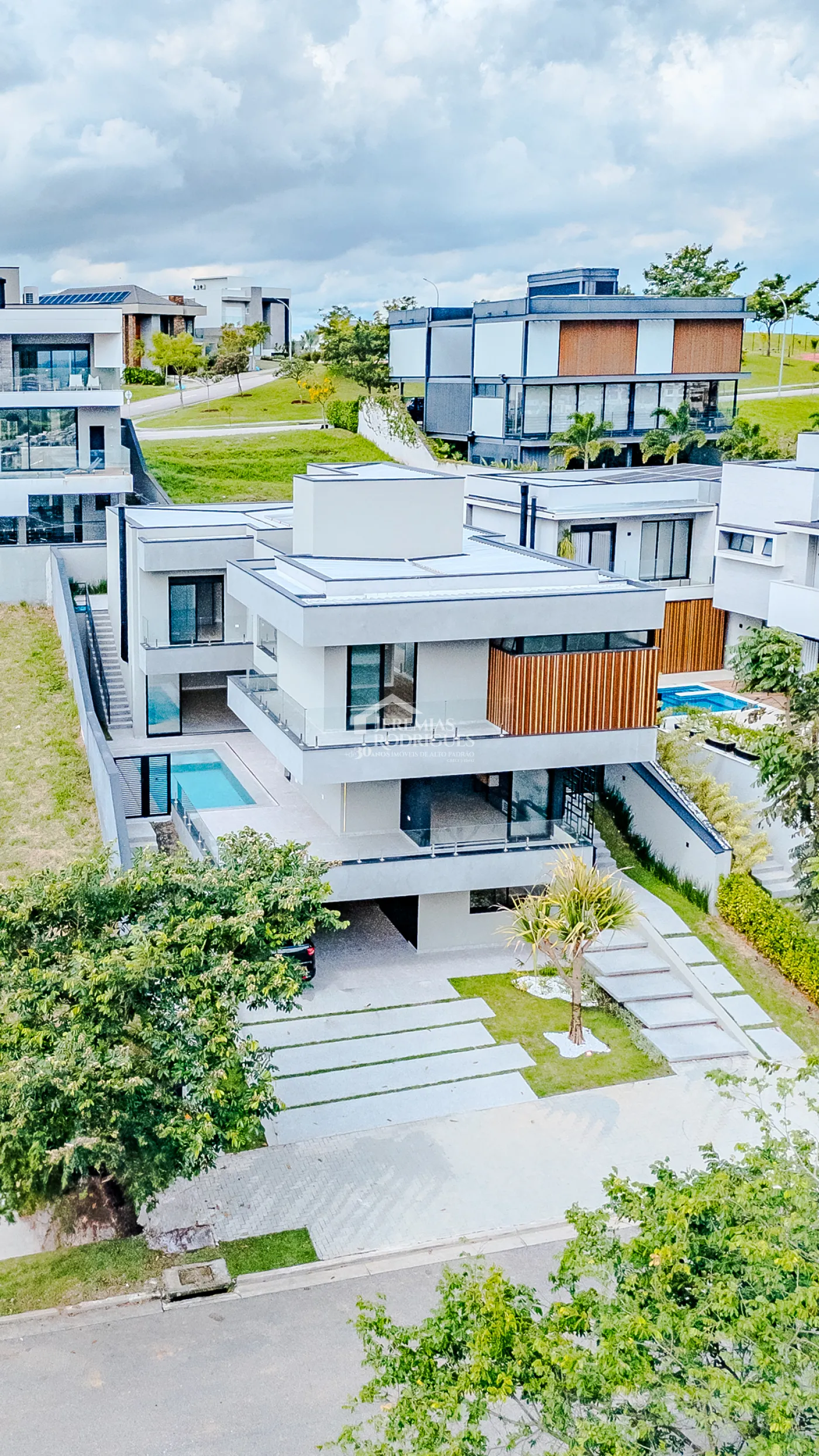 Casa à venda com 4 suítes no Condomínio Residencial Alphaville II em São José dos Campos/SP.