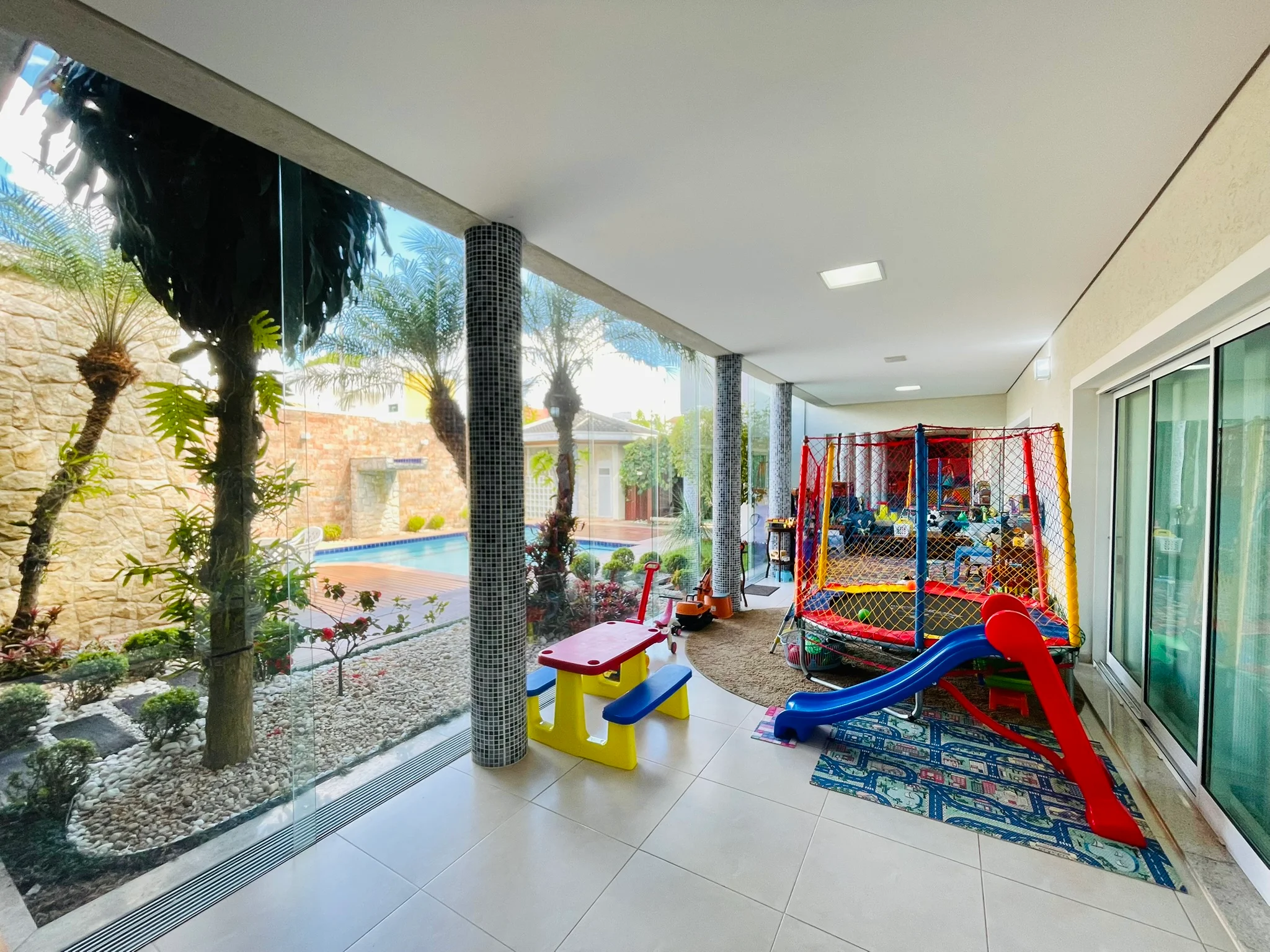 Casa à venda com 4 dormitórios no Condomínio Campos do Conde II em Tremembé/SP.