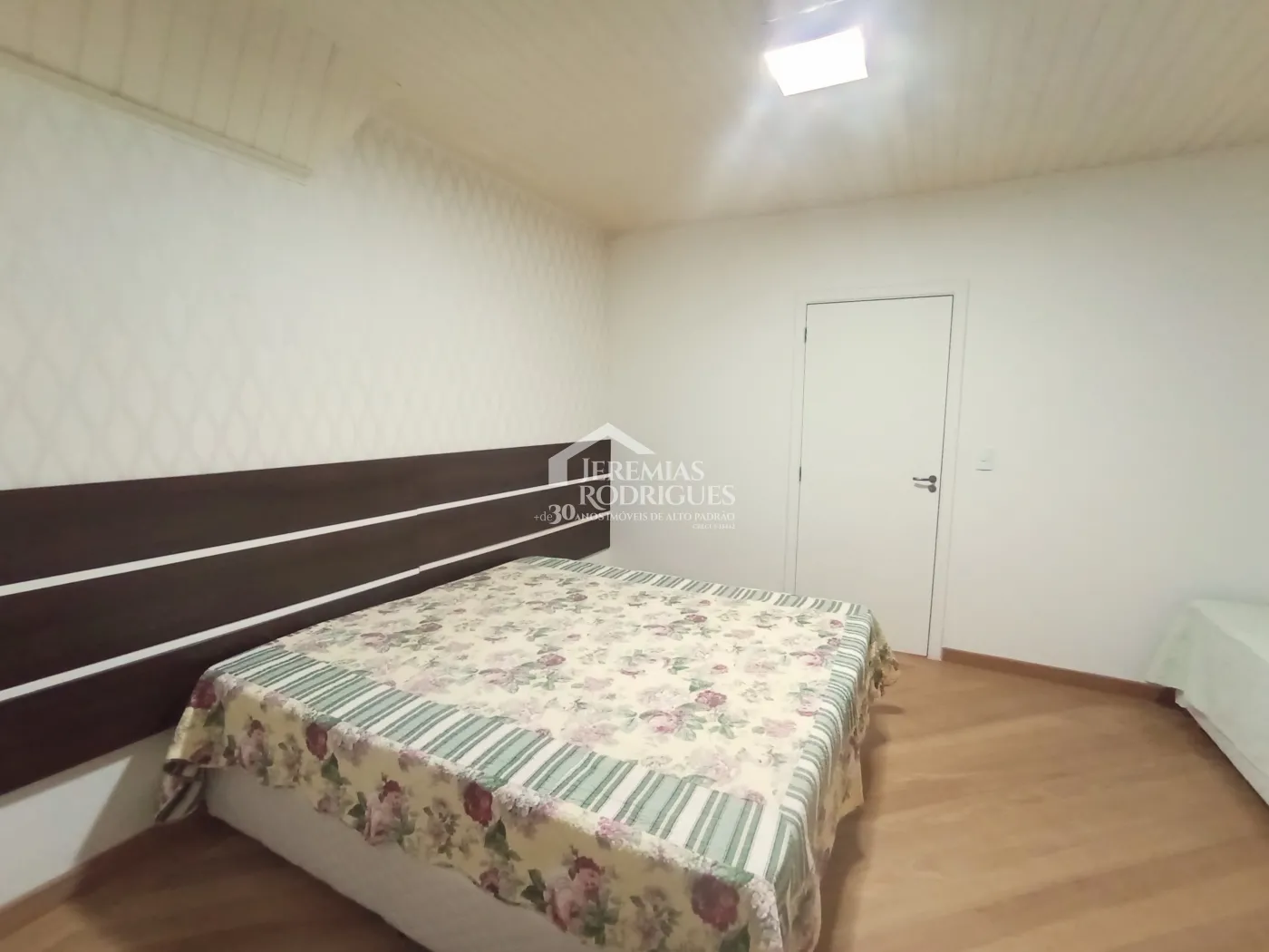 Apartamento duplex à venda com 4 suítes, 401 m² no Condomínio Chateau D Amboise em Campos do Jordão/SP.