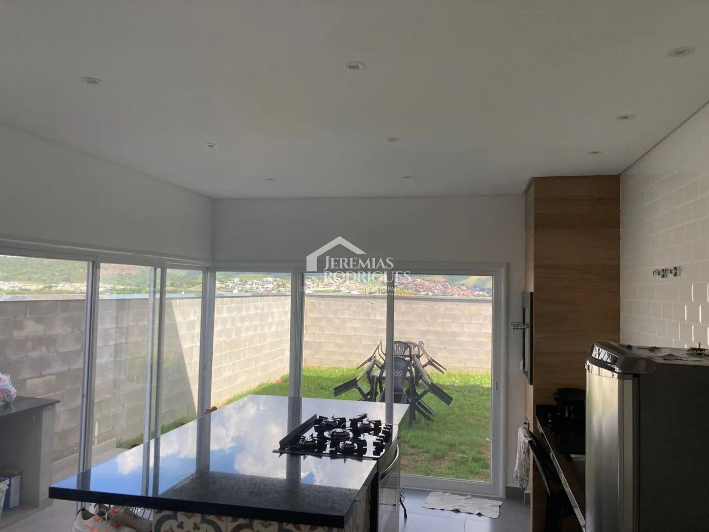 Casa assobradada à venda com 3 dormitórios no Condomínio Cataguá Way Norte em Taubaté/SP.