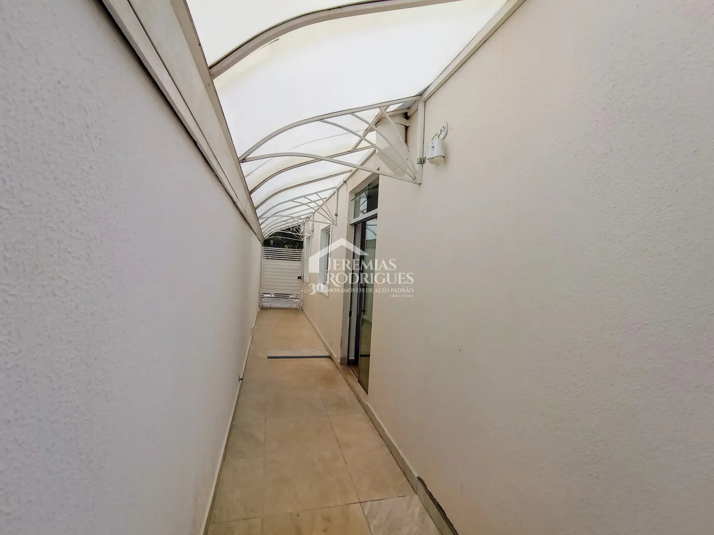 Casa assobradada com 3 suítes - Condomínio Jardim Oásis - Taubaté/SP.