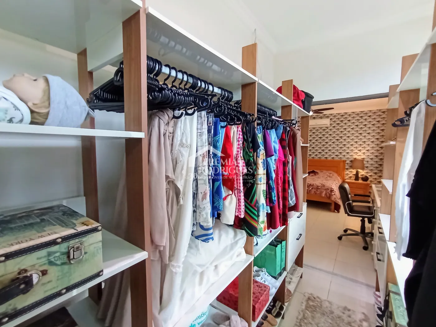 Casa assobradada com 3 suítes - Condomínio Jardim Oásis - Taubaté/SP.