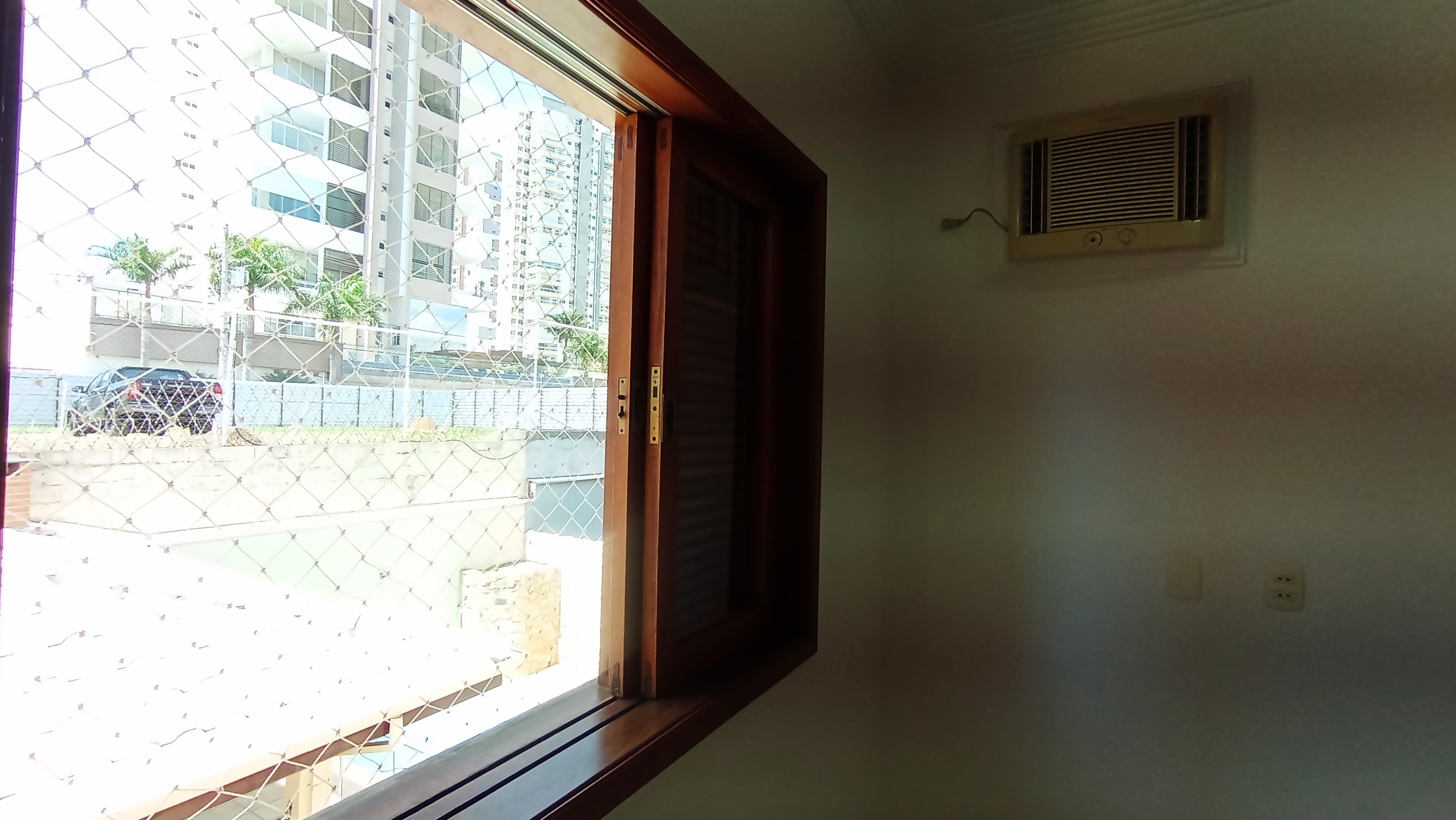 Casa à venda com 3 dormitórios no Condomínio Taubaté Village em Taubaté/SP.