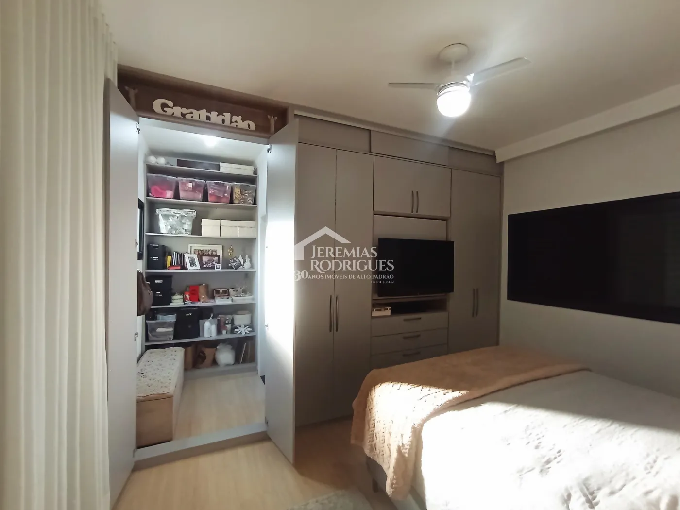 Casa à venda com 3 dormitórios no Condomínio Terras do Vale em Caçapava/SP.