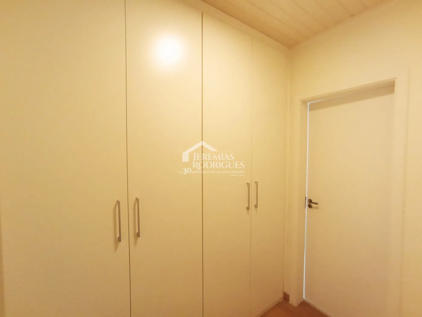 Apartamento duplex à venda com 4 suítes, 401 m² no Condomínio Chateau D Amboise em Campos do Jordão/SP.