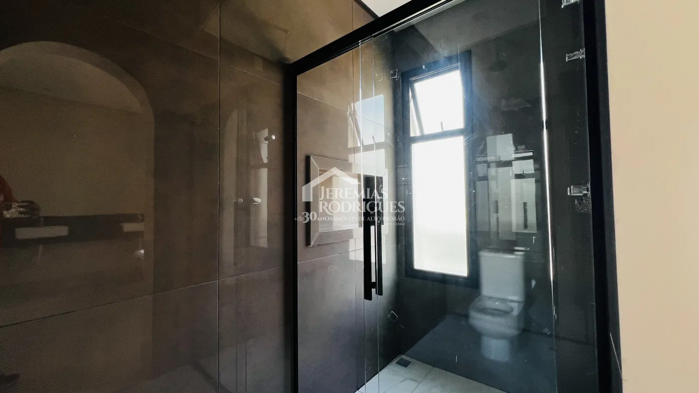 Casa assobradada à venda com 3 suítes no Condomínio e Ouro Ville em Taubaté/SP.