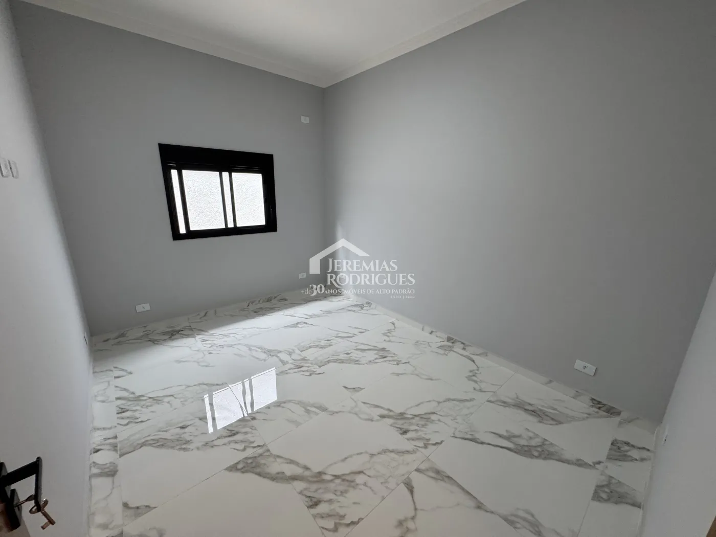 Casa à venda com 3 dormitórios no Condomínio Residencial Laguna em Pindamonhangaba/SP.